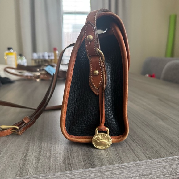 Vintage Dooney and Bourke All Weather Essex Arrowhead Black Leather Crossbody - Picture 3 of 9